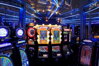 mari777 Starburst game displayed on mobile phone with payment options visible